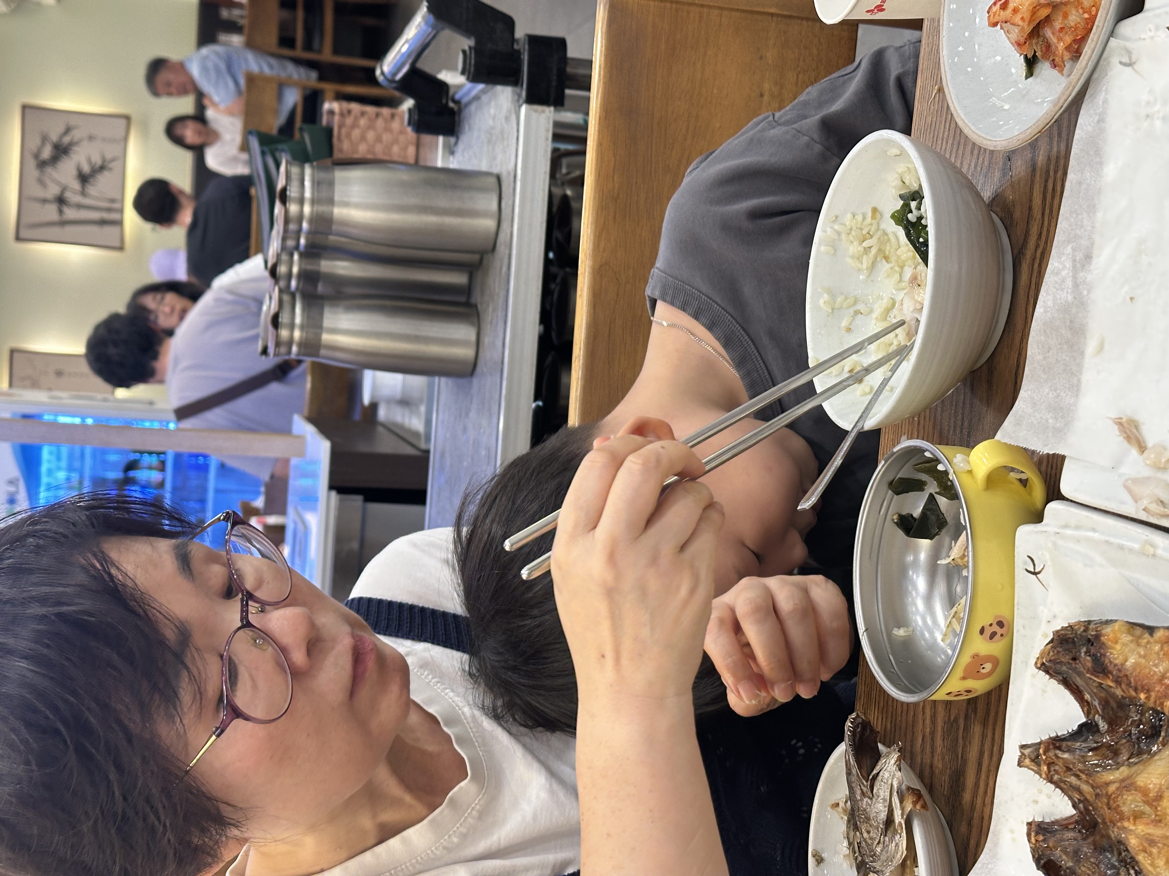 할머니가 발라주시는 맛있는 민어구이를 오물거리는 필름이