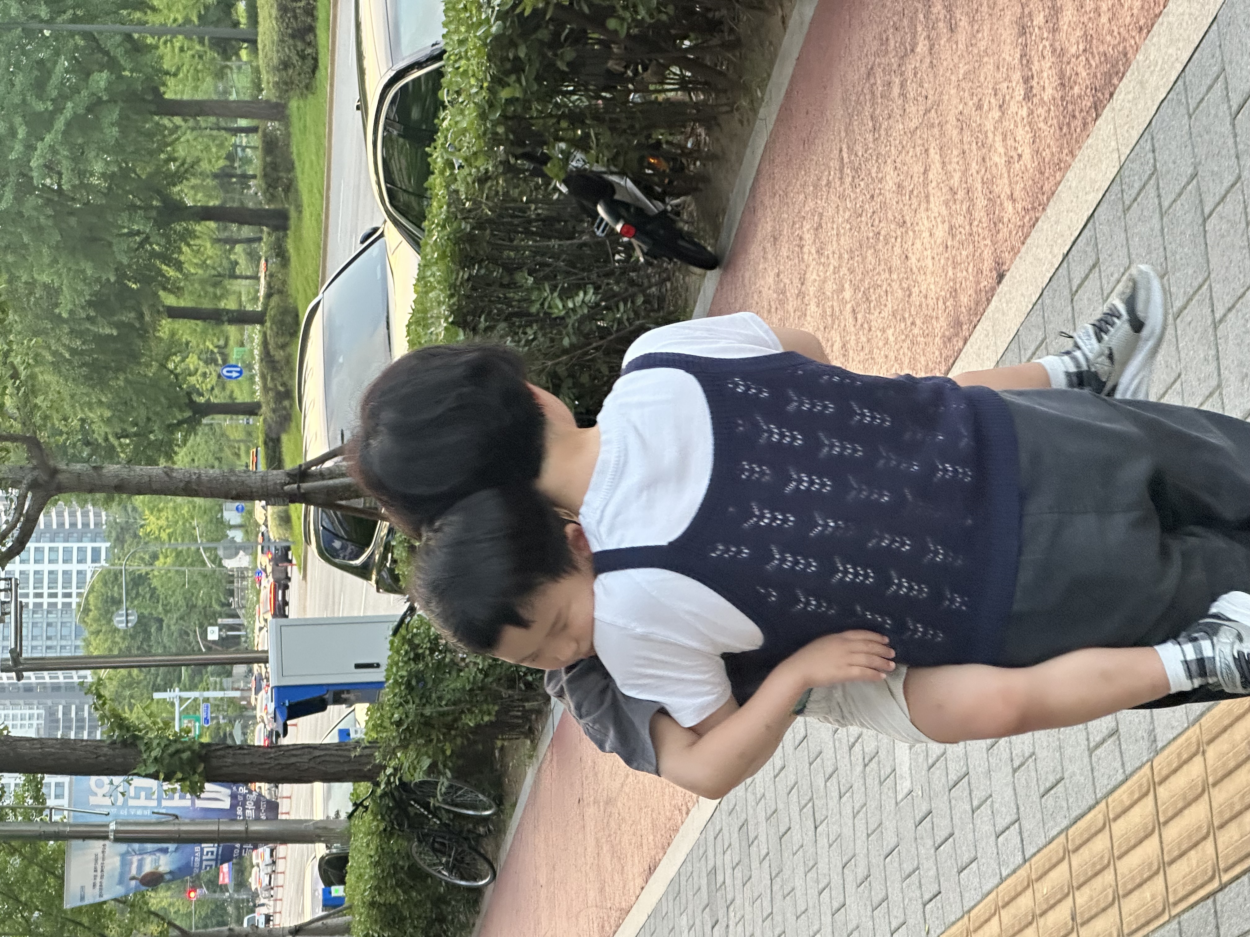에너지가 똑 떨어져 할머니 등에 곤히 기대어 잠든 필름이
