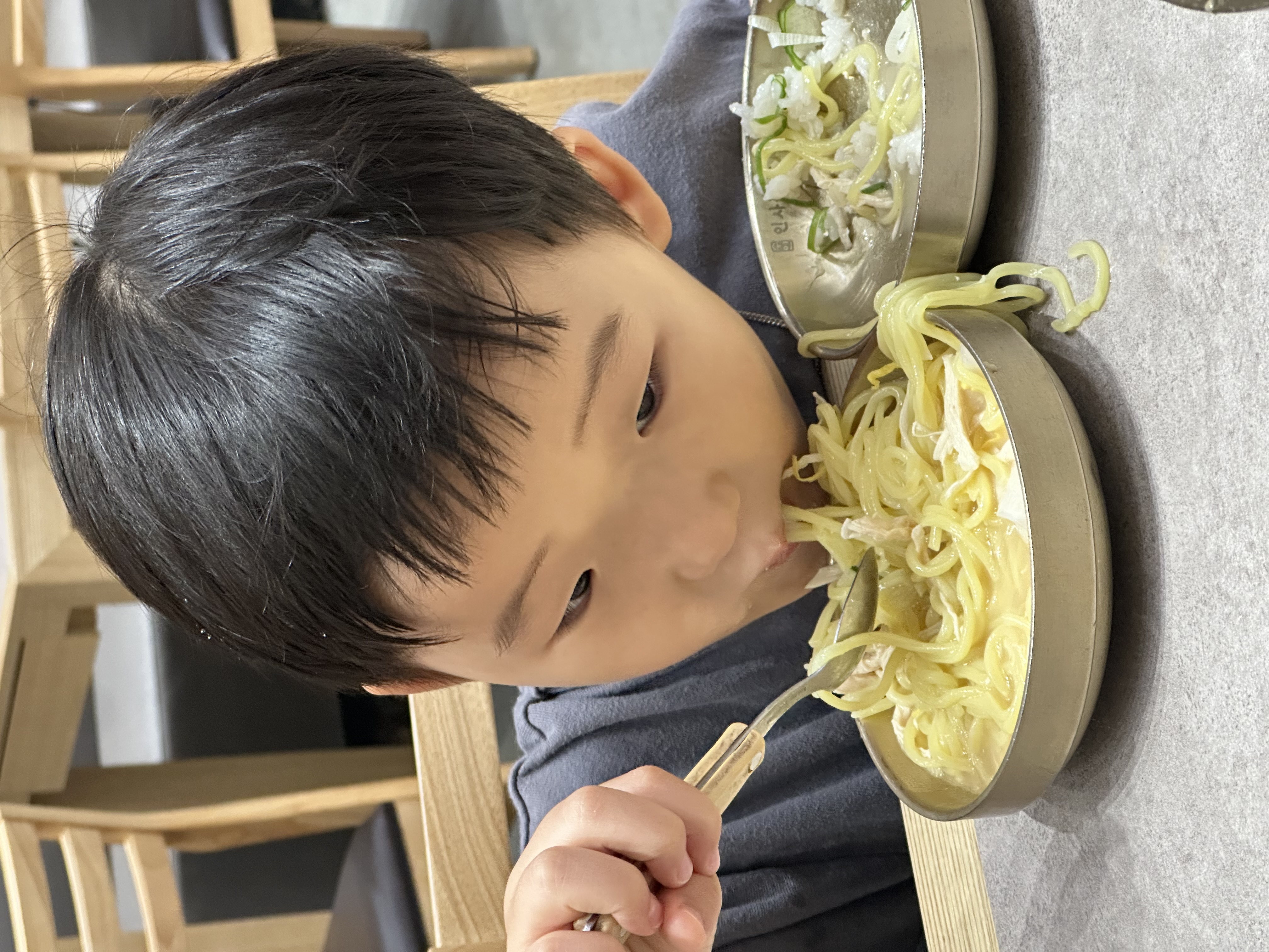 동물원 구경을 마치고 맛있게 국수를 호로록 먹고 있는 필름이