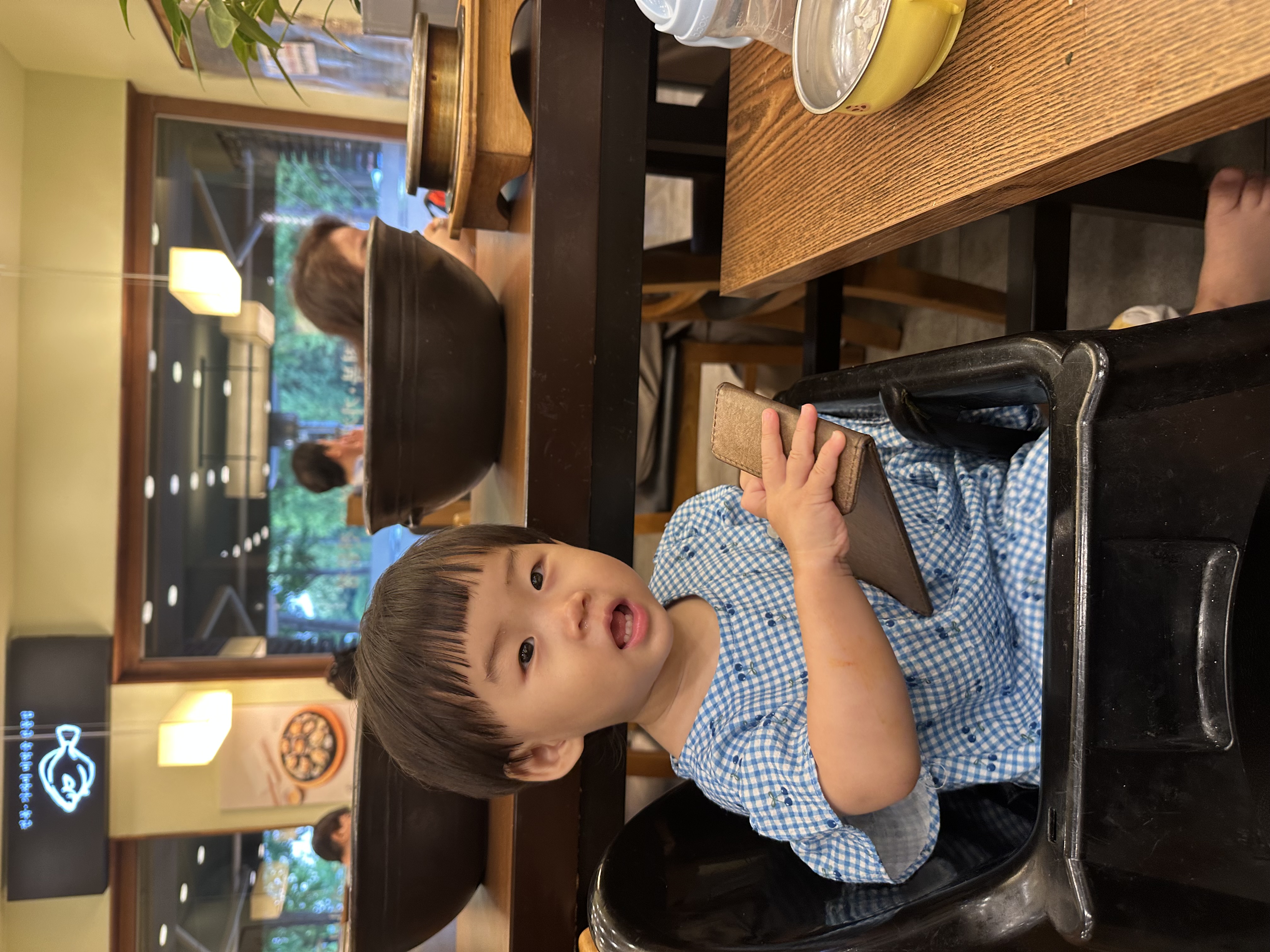 아빠가 쥐여준 식당 메뉴판을 소중하게 꼭 움켜쥐고 있는 여름이